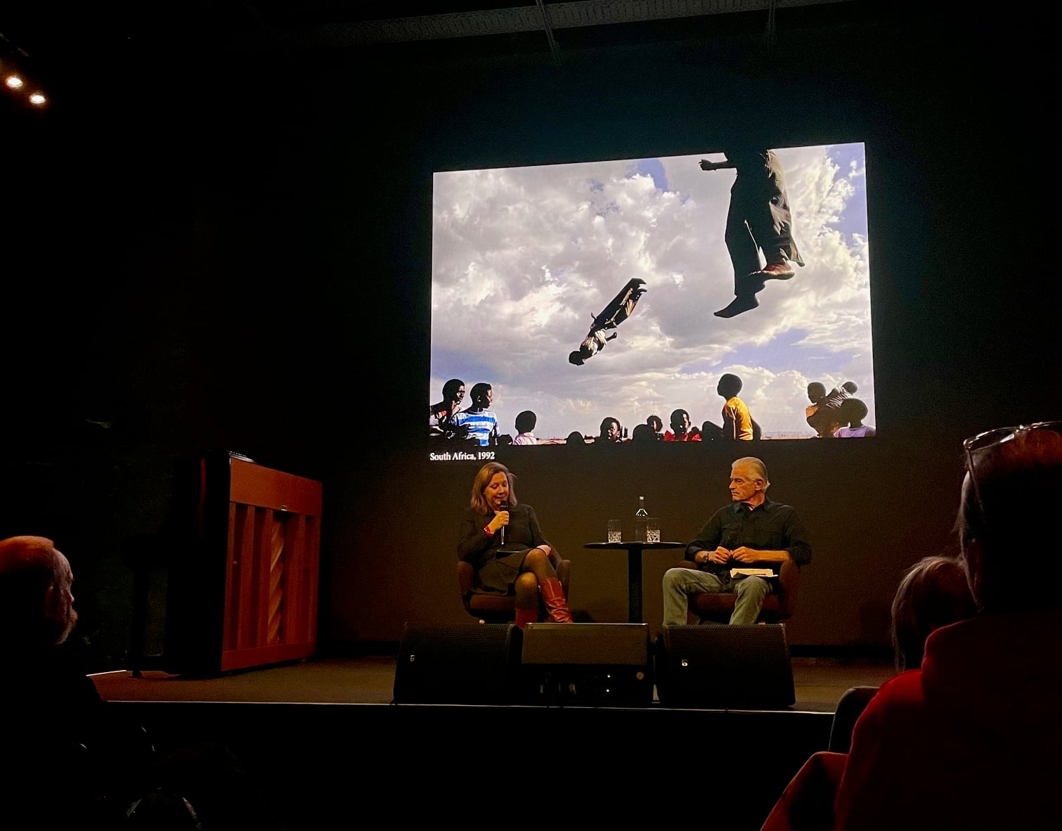 James Nachtwey (r.) im Gespräch mit Julia Duchrow bei der Eröffnungsveranstaltung der Ausstellung "Memoria" im Fotografiska Berlin