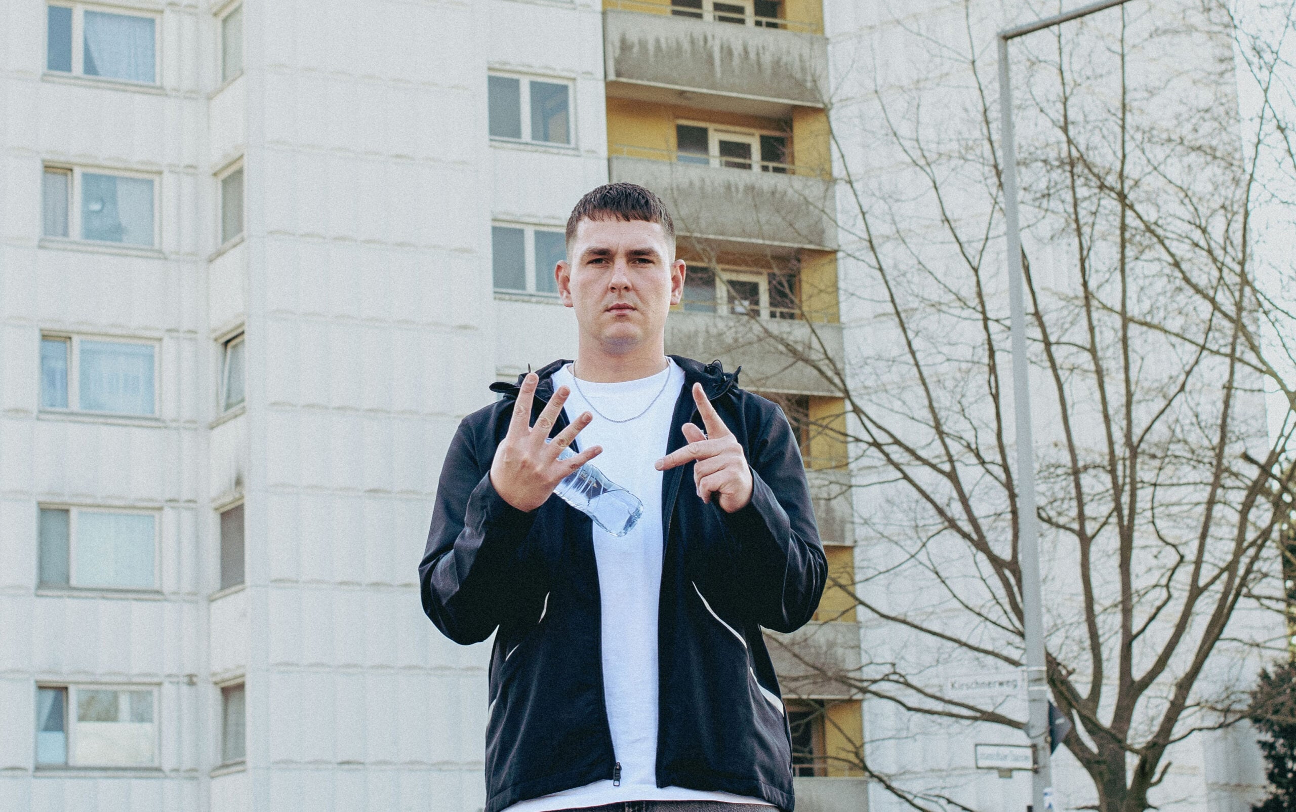 Luvre47 mit seiner Hood im Rücken. In der Gropiusstadt ist er aufgewachsen und bis heute geblieben. Foto: MAK