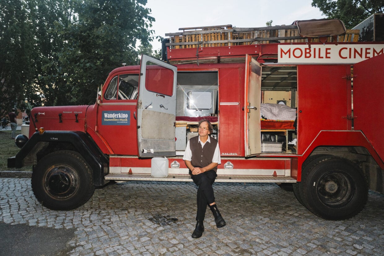 Tobias Rank vor seinem mobilen Kino.
